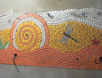 Mozaiky v procesu - zeď mezi budoucí kuchyňskou linkou a digestoří